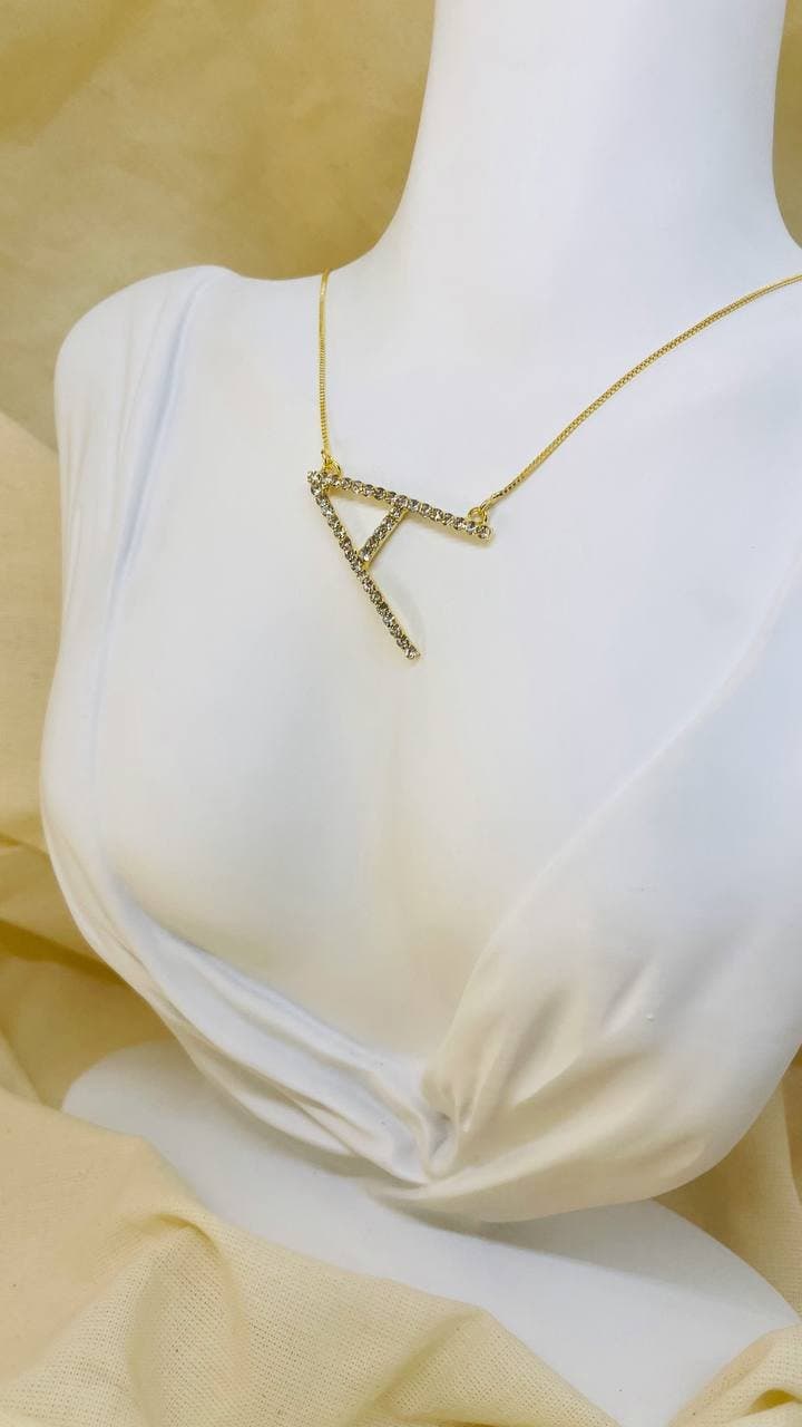 Colar Letra Cravejada