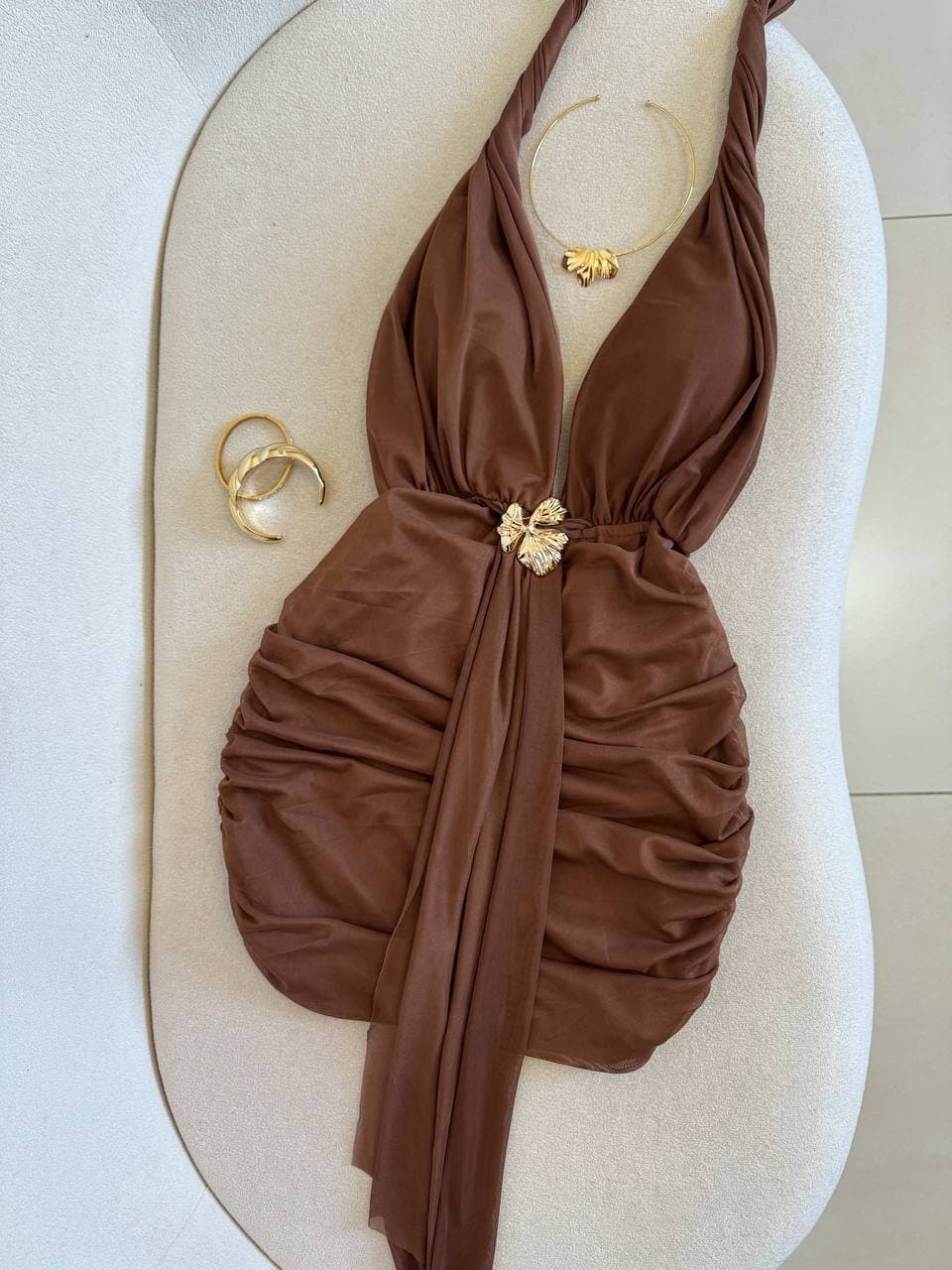 Vestido Marrom Multiformas de Tule Drapeado Flor Dourada