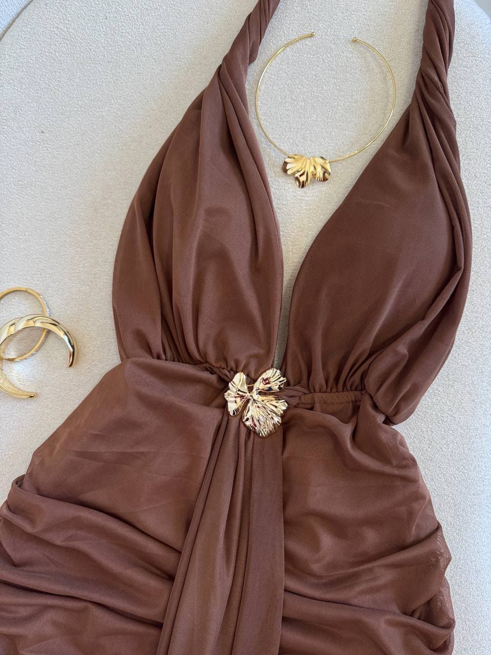 Vestido Marrom Multiformas de Tule Drapeado Flor Dourada