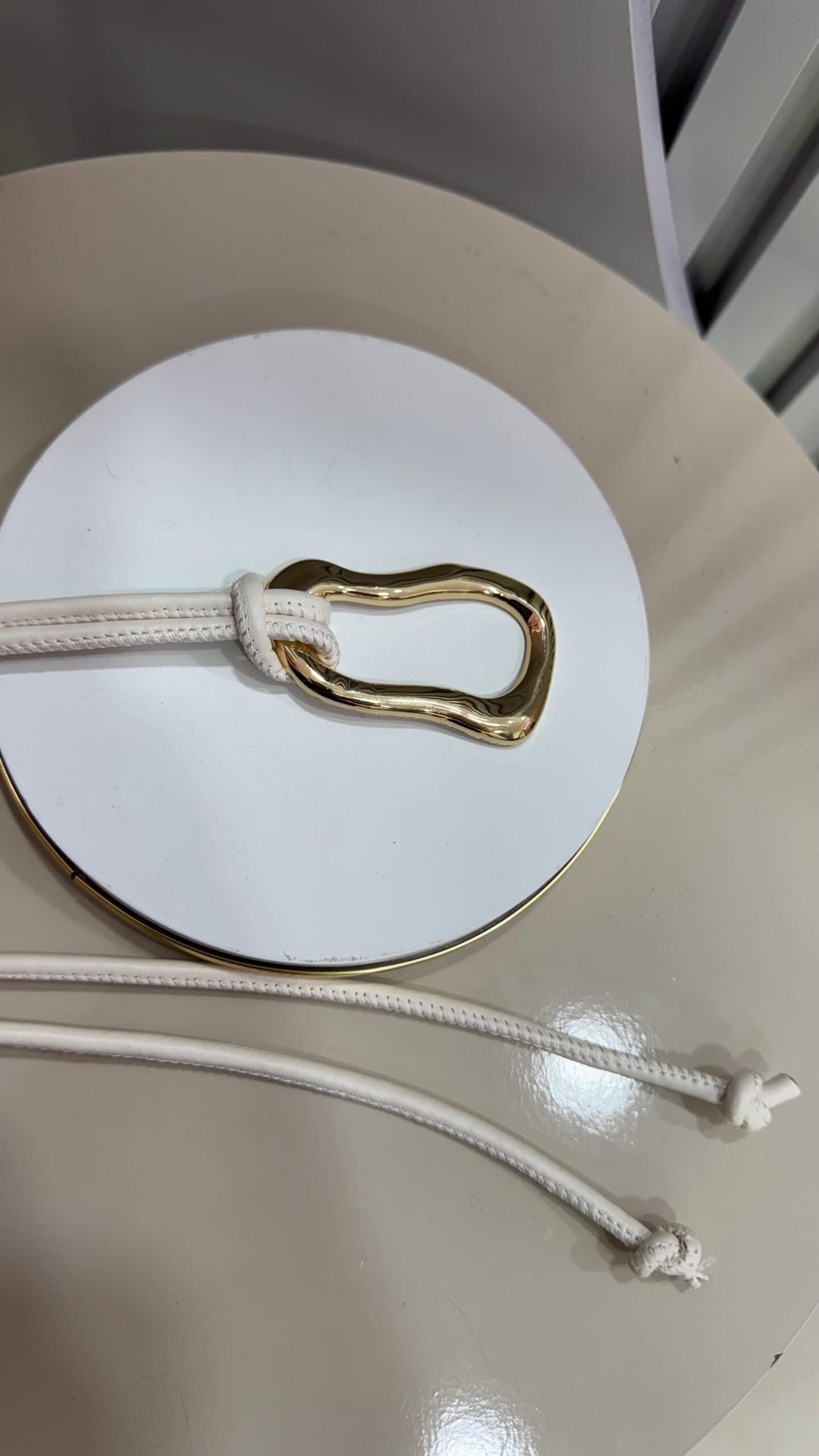 Cinto Cordinha Branca Courino Fivela Dourado