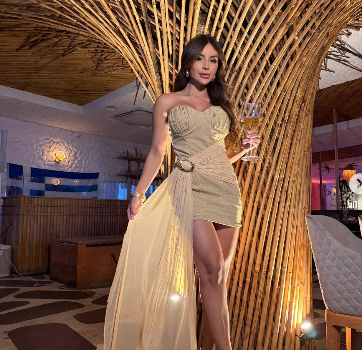 Vestido Corset Fivela com Cauda Dourado