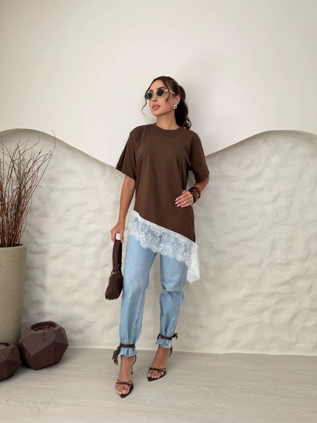 T-shirts Camisetão Assimétrico com Renda