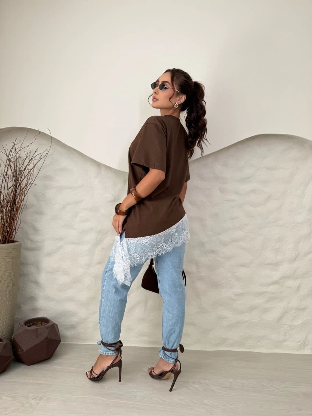 T-shirts Camisetão Assimétrico com Renda