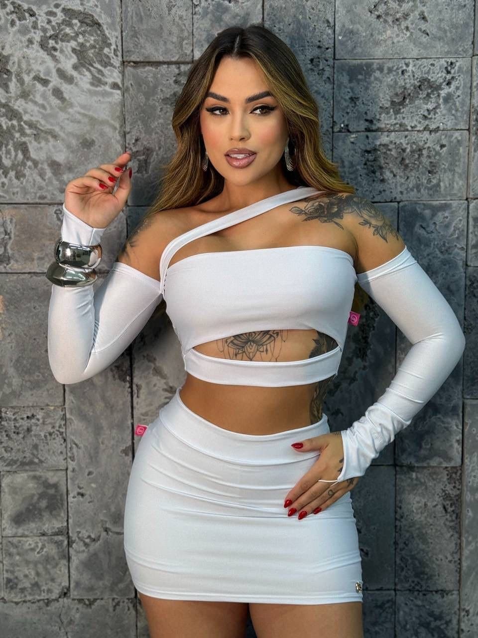 Conjunto de Cropped com Luvinha + Saia/shorts