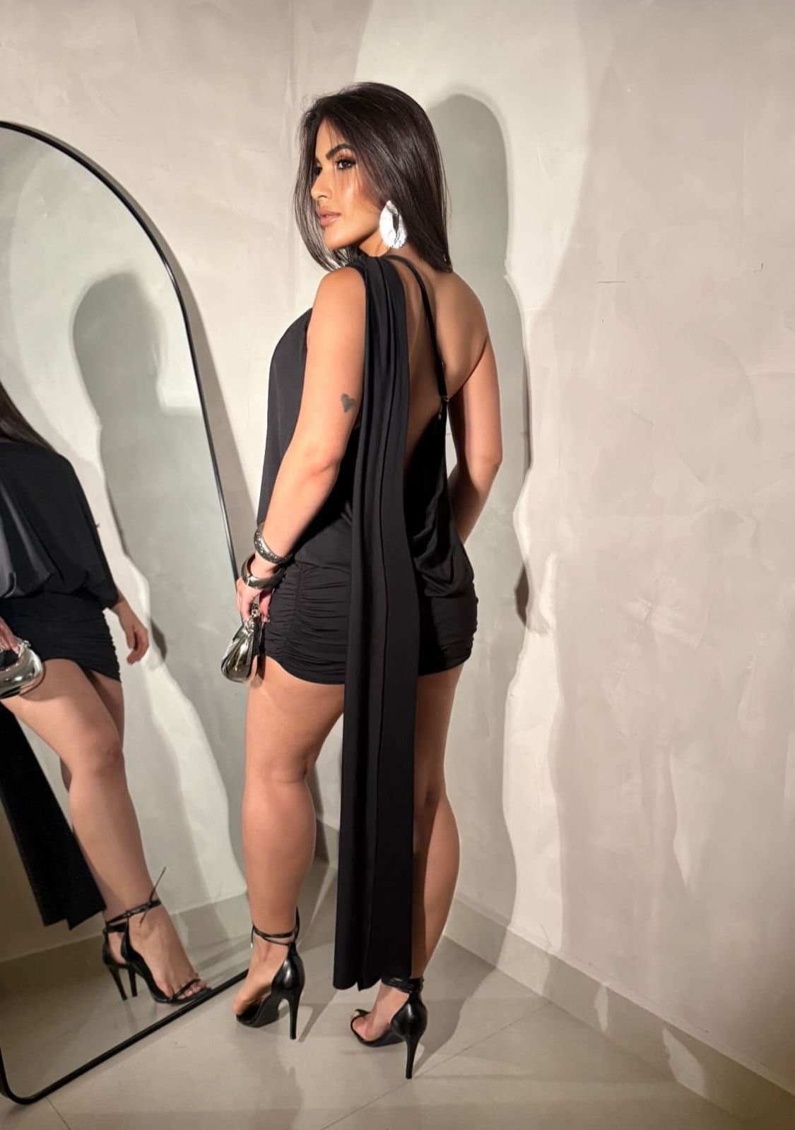 Vestido Manga Única Cauda