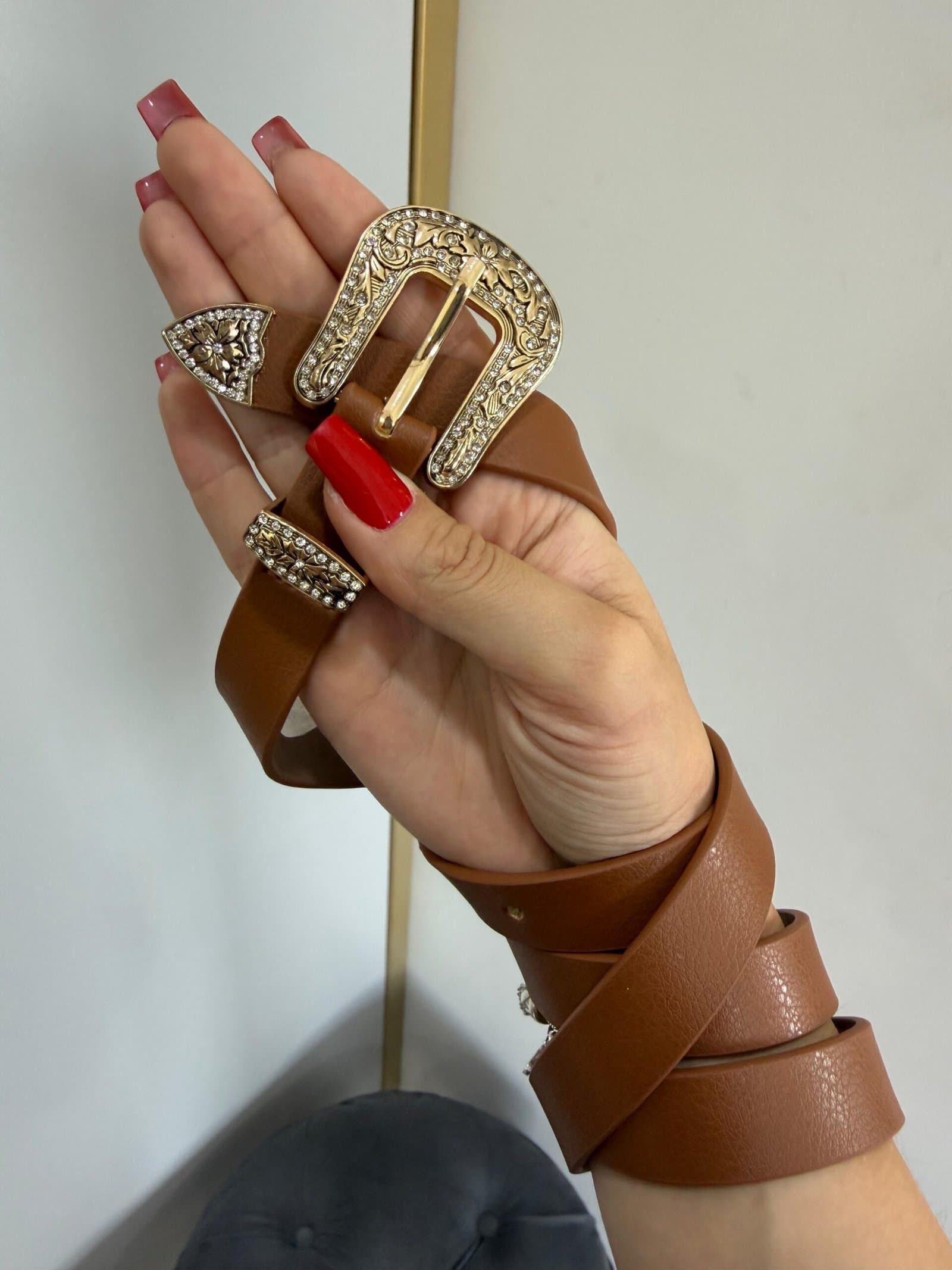 Cinto Fivela Pequena Dourada com Strass