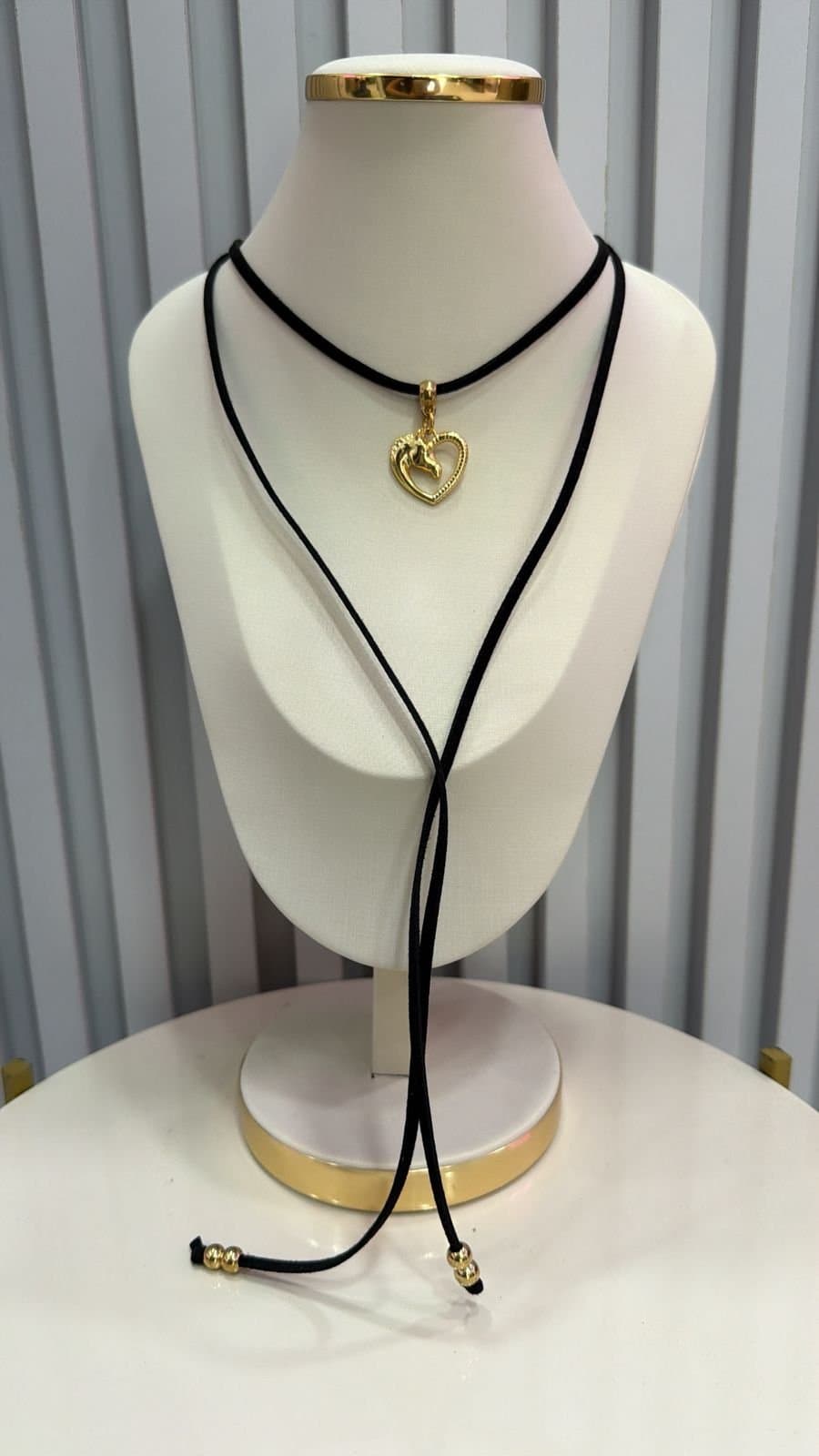 Colar Choker Gravatinha Country Cavalo Coração Dourado