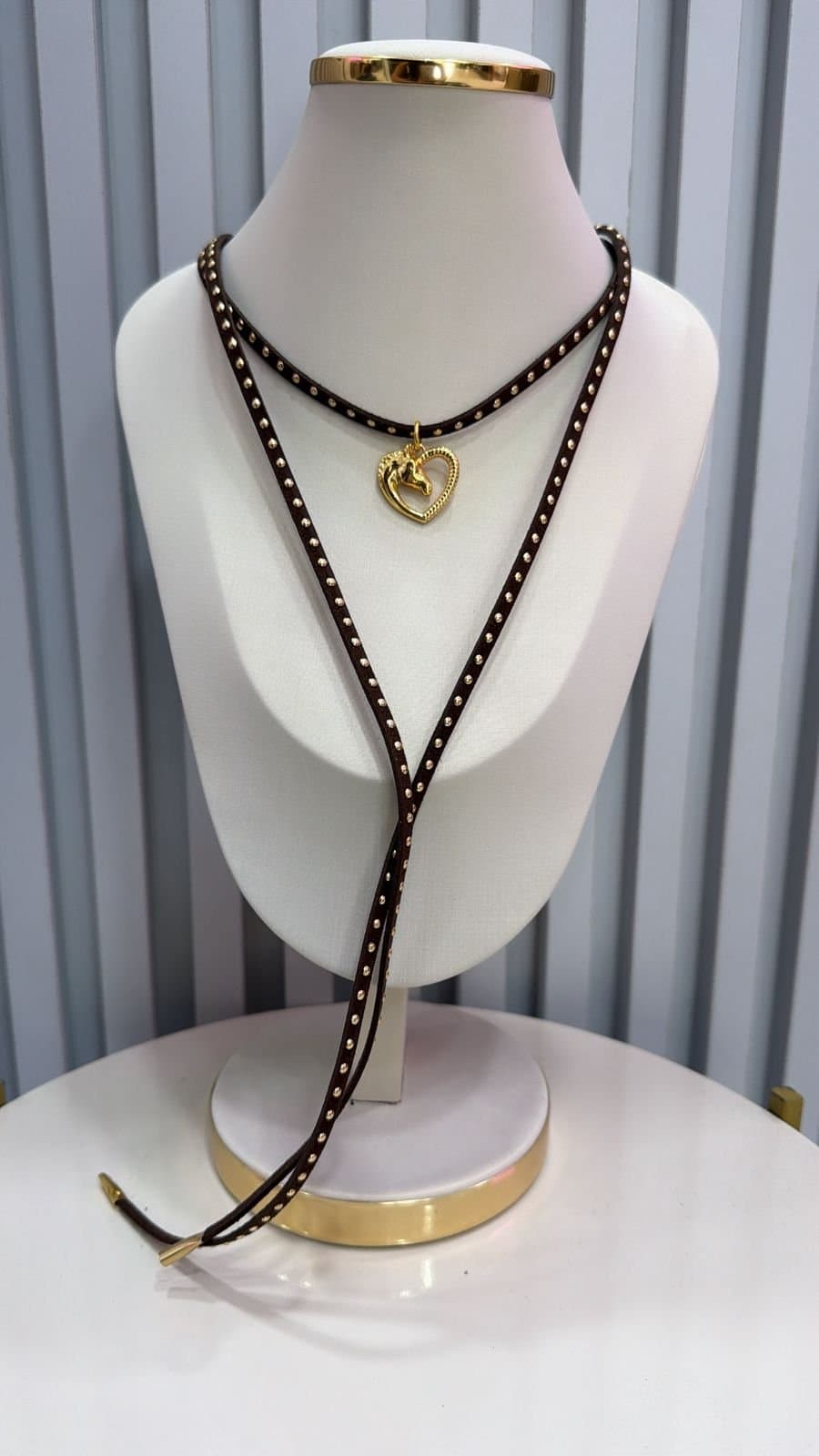 Colar Choker Gravatinha Country Cavalo Coração Dourado