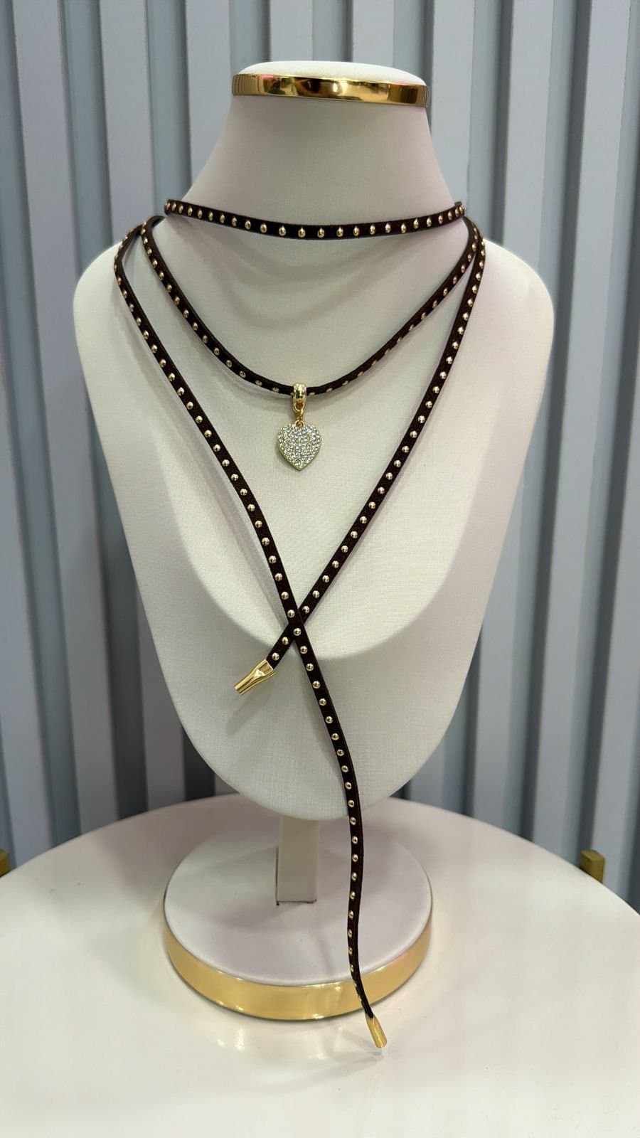 Colar Choker Gravatinha Country Coração Strass