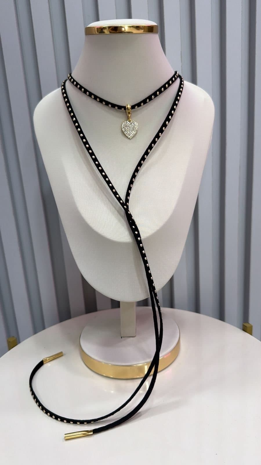 Colar Choker Gravatinha Country Coração Strass