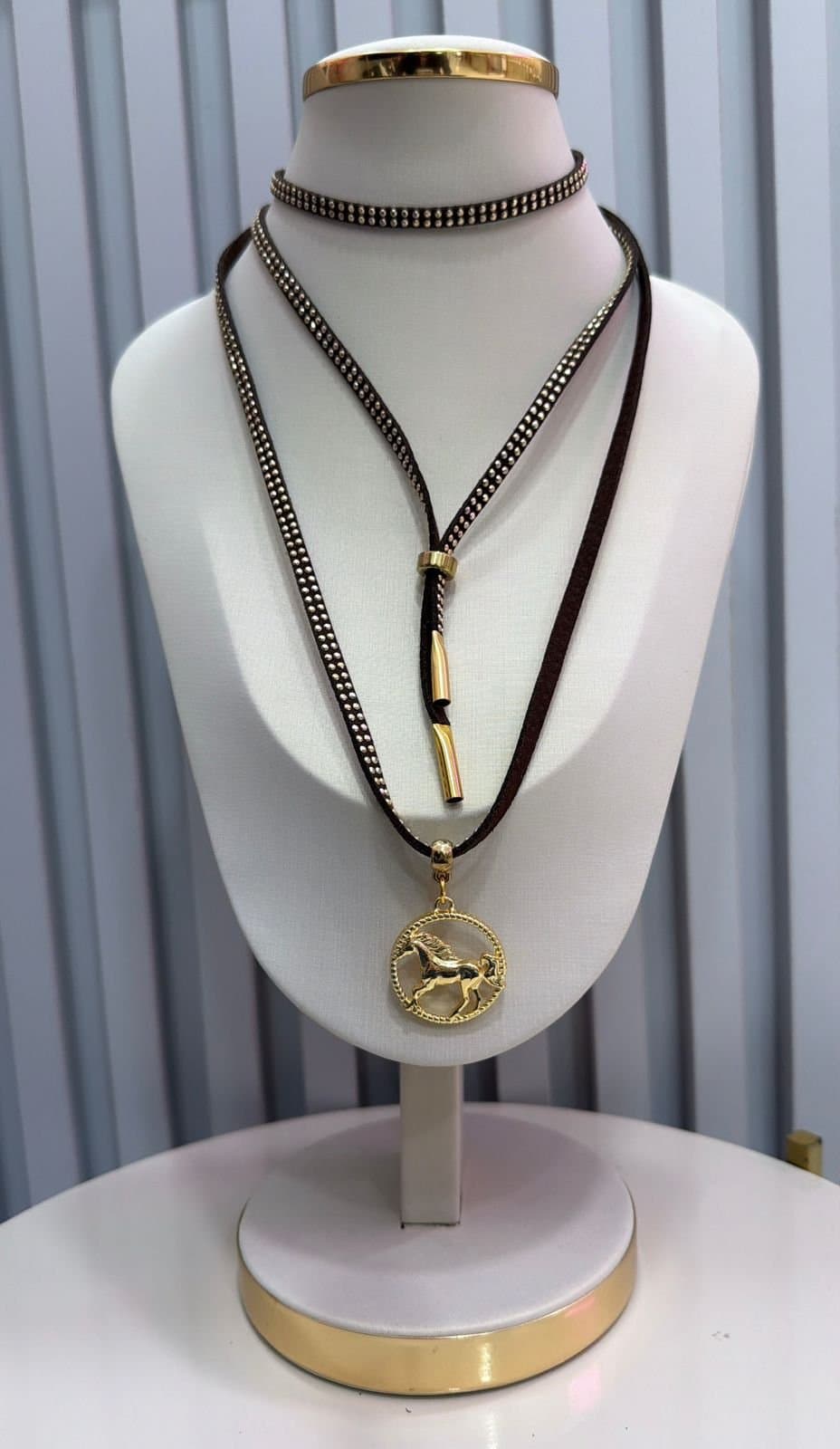 Colar Choker Gravatinha Country Cavalo Redondo