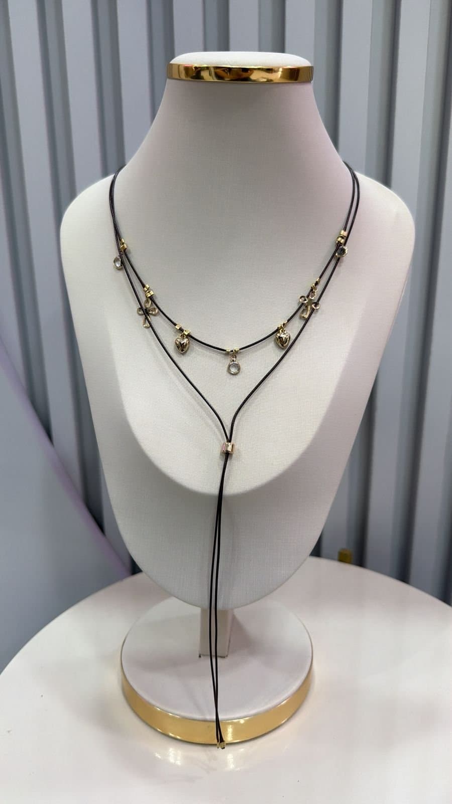 Colar Gravatinha Courino Pingentes