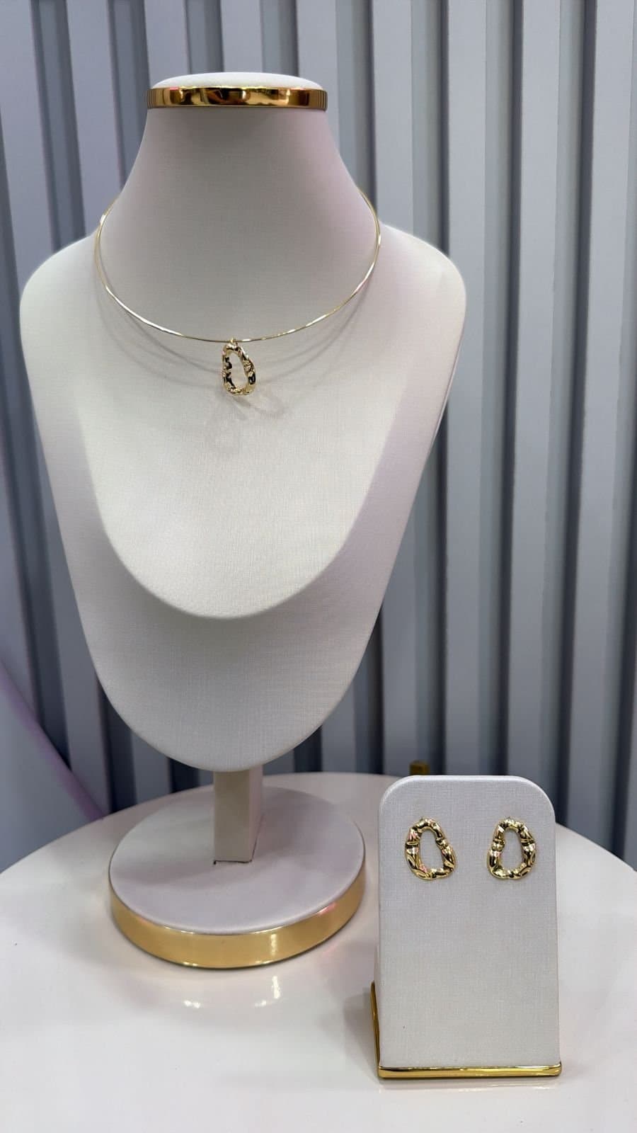 Conjunto de Colar + Brinco Orgânico Mini Dourado