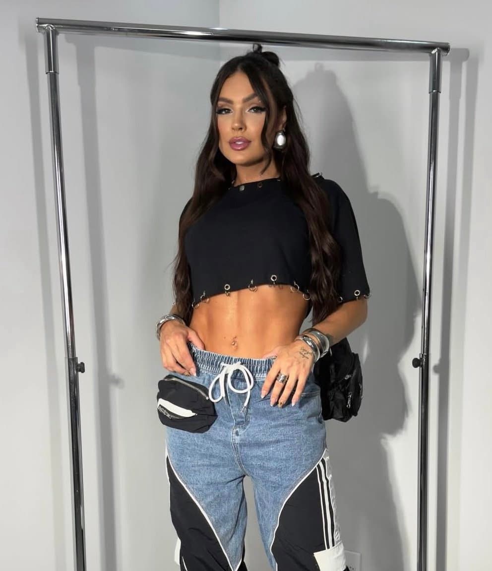 Cropped T-shirts Preto Piercing