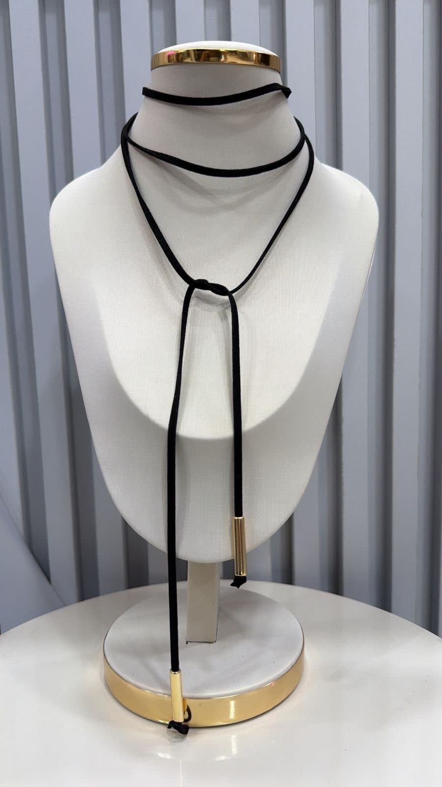 Colar Gravatinha Suede Com Dourado