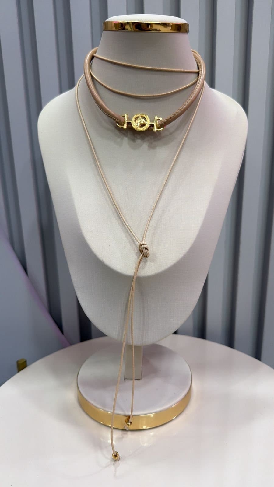 Colar Gravatinha Courino Areia Bridão Cavalo Dourado