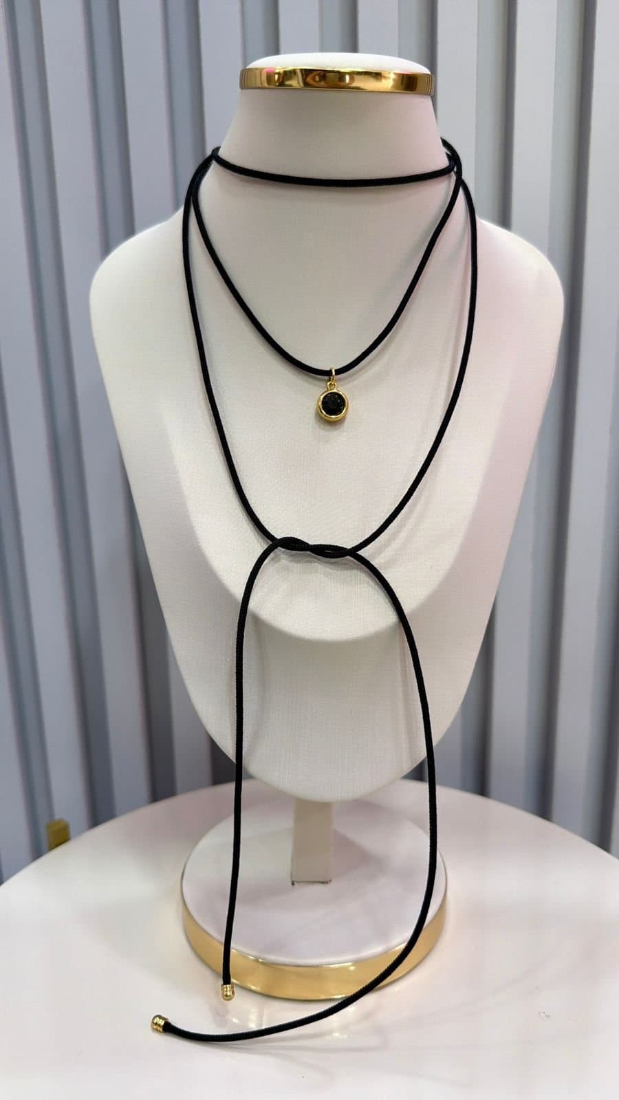 Colar Gravatinha Cordinha Pingente Pedra Dourado