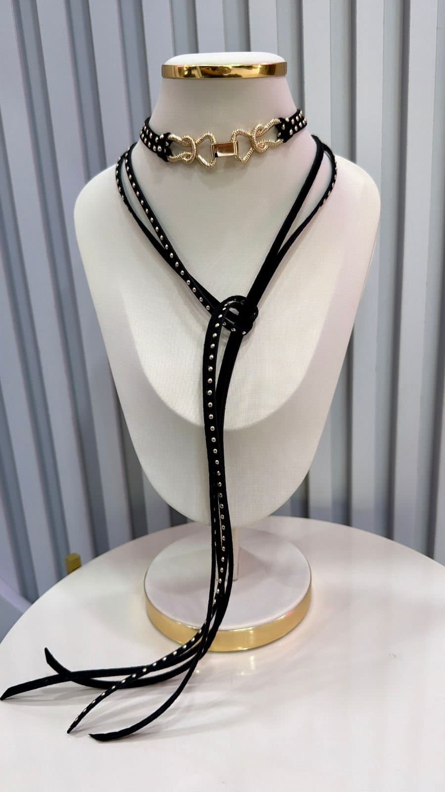 Colar Gravatinha Suede Lucy Dourado