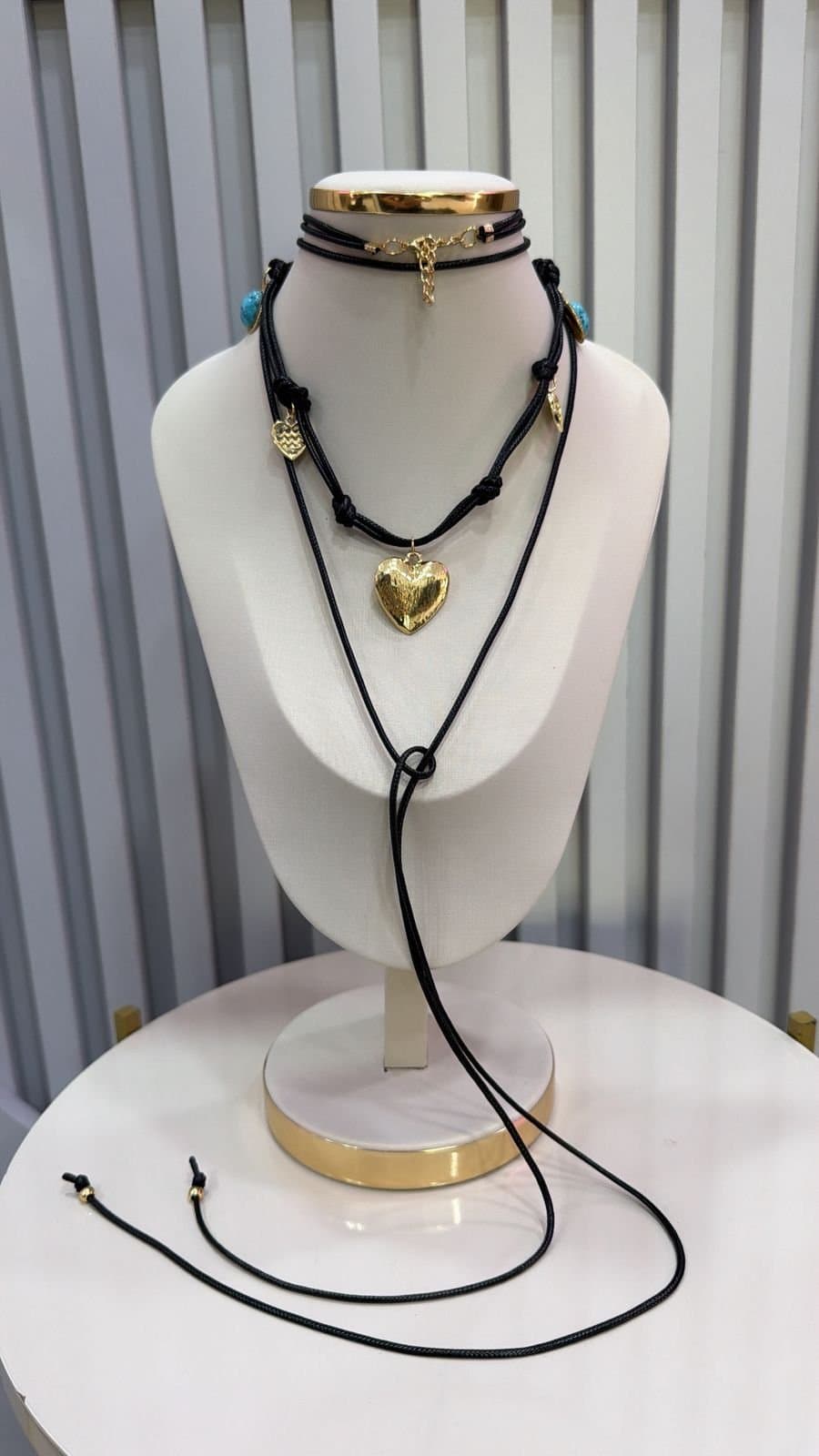 Conjunto 2 Colares Courino Preto com Coração Dourado Turquesa