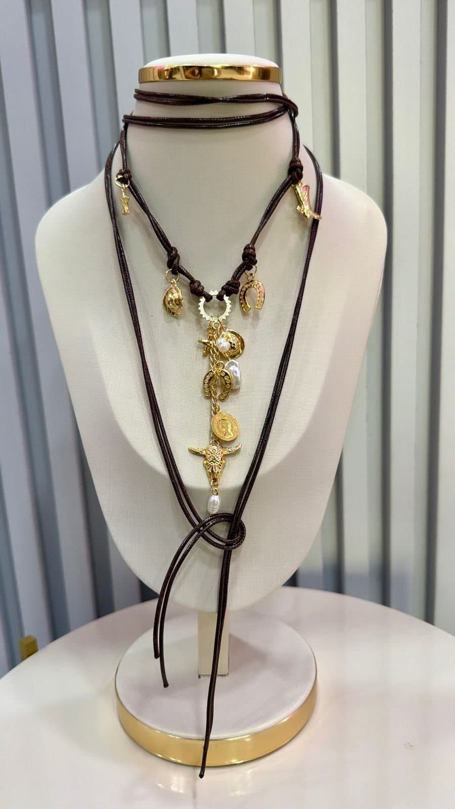 Colar Courino Pingentes Dourado Ferradura