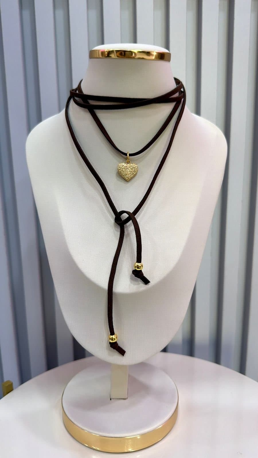 Colar Gravatinha Veludo Marrom Coração Dourado
