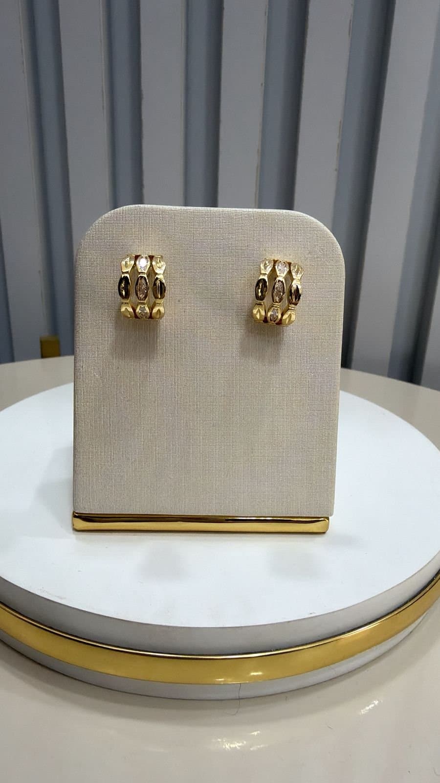 Brinco Dourado Pequeno com Strass Camila