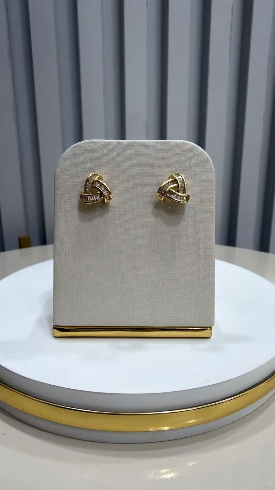 Brinco Dourado Pequeno com Strass Nozinho