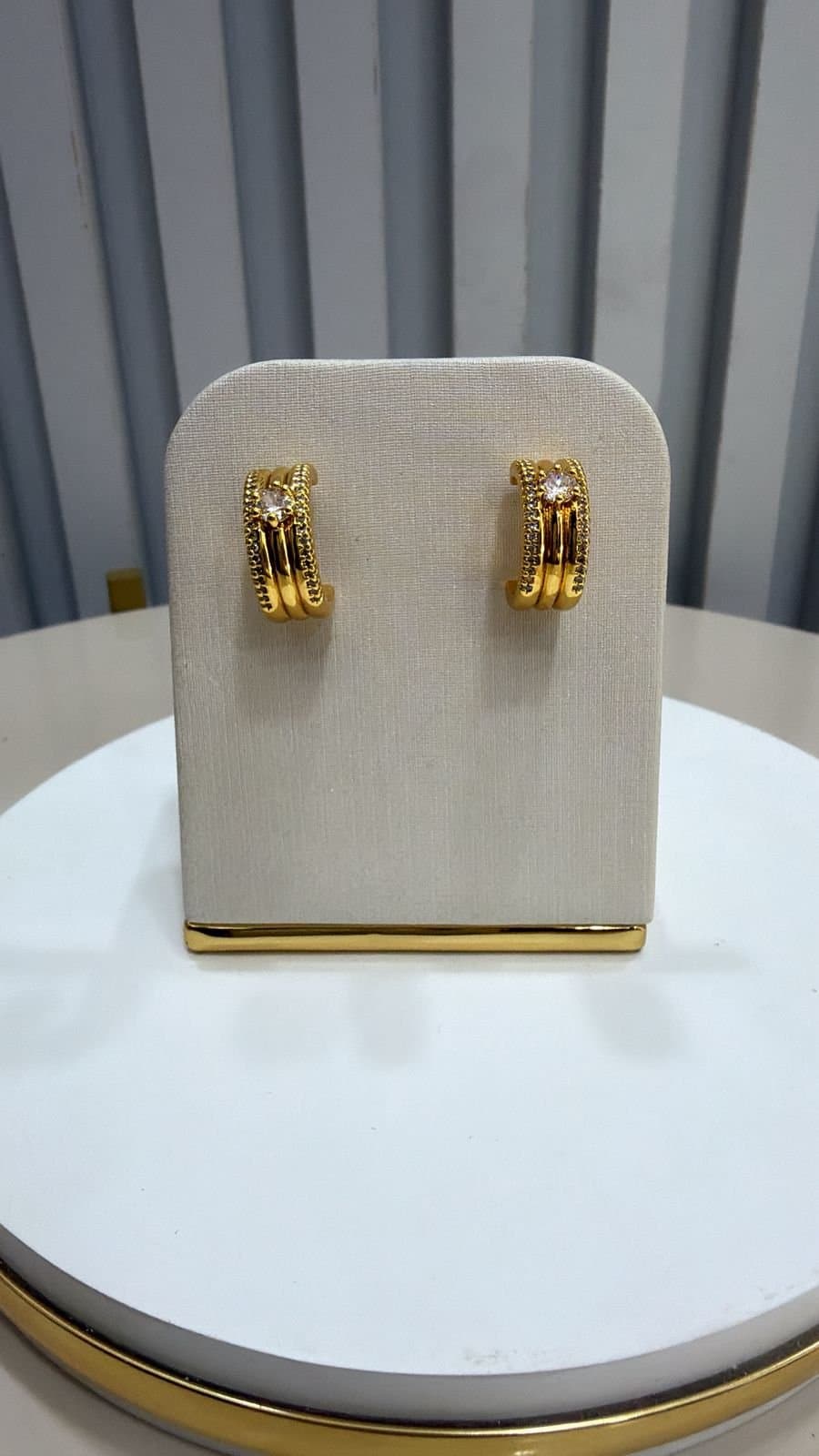 Brinco Dourado com Strass Jaki