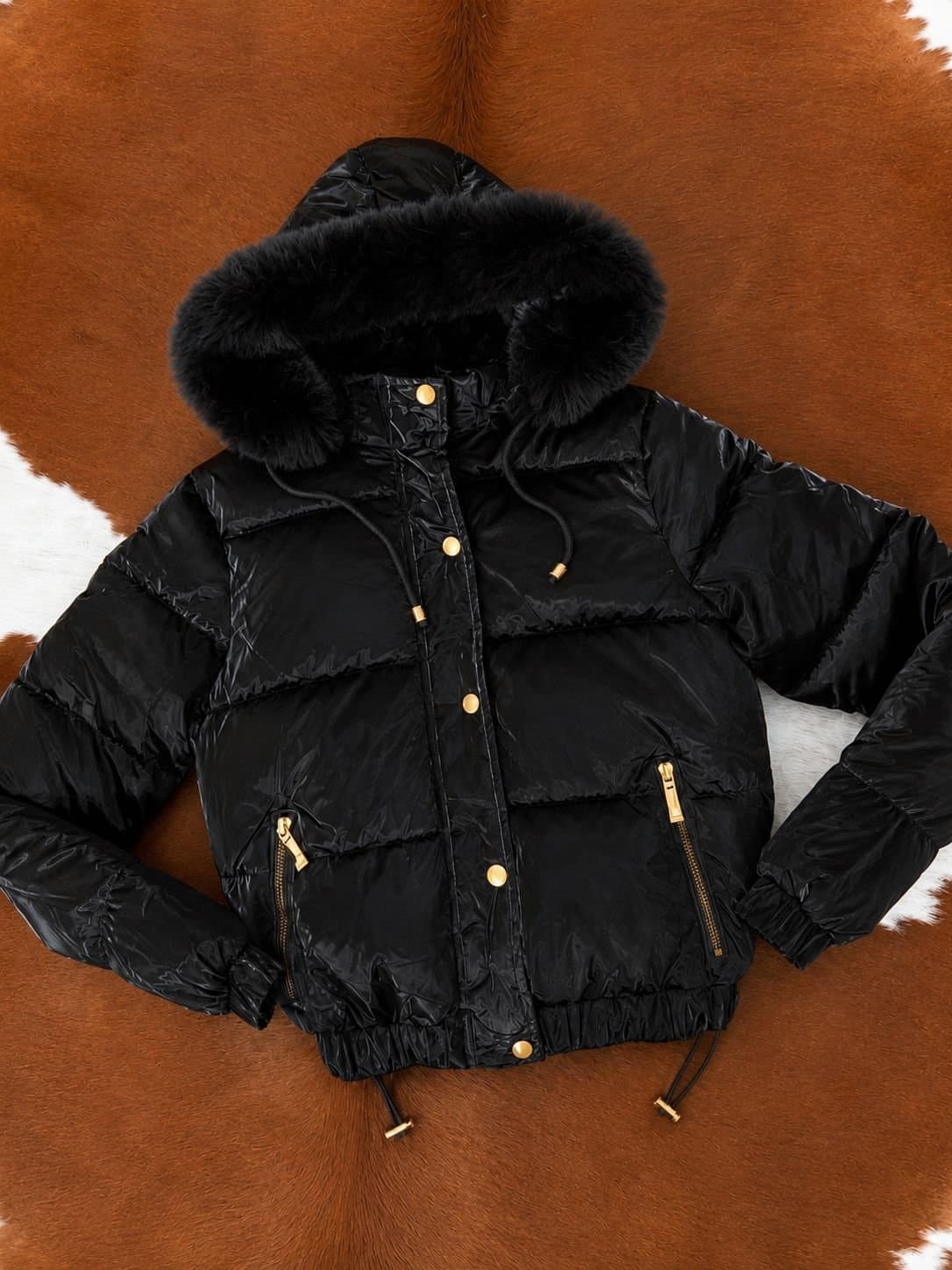 Jaqueta Puffer Toda Forrada Preta Detalhes Dourado
