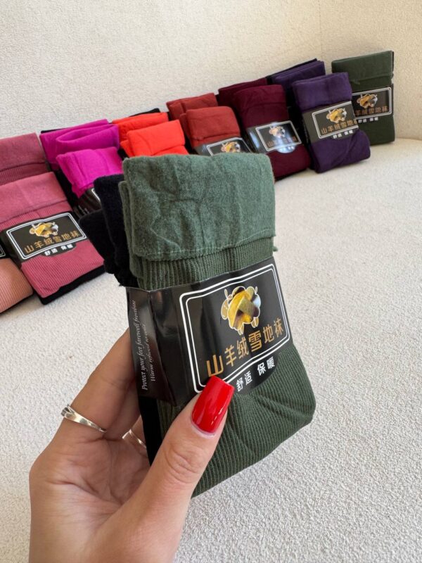 Kit De 2 Pares De Meias Caneladas Térmicas Peluciadas (1 Preta, 1 Colorida) - Imagem 13