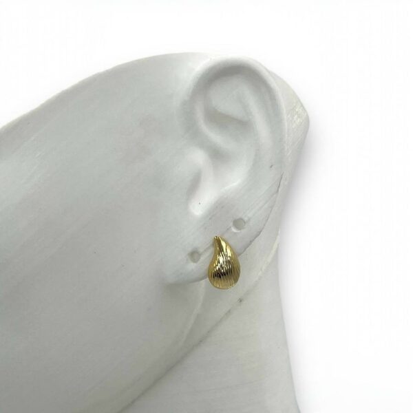 Brinco Folheado A Ouro - Mini Gota Curved Com Textura - Imagem 2