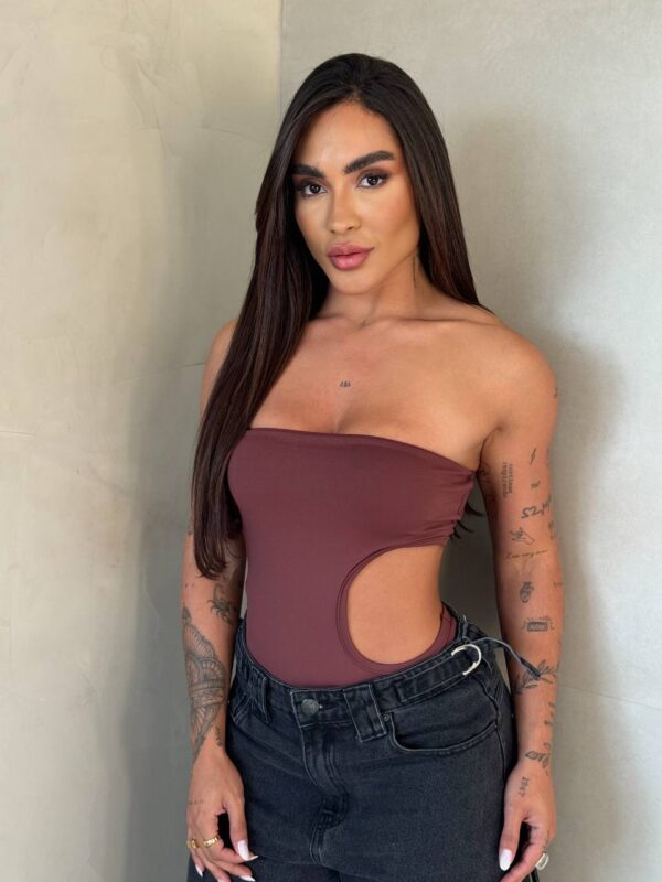 Body Paola Marrom