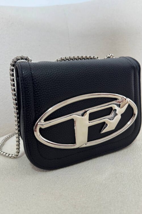 Bolsa Preta Com Detalhes e Alça Prata