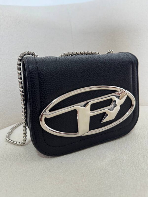 Bolsa Preta Com Detalhes e Alça Prata