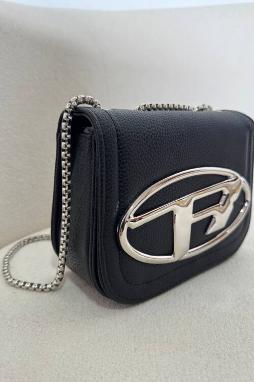 Bolsa Preta Com Detalhes e Alça Prata
