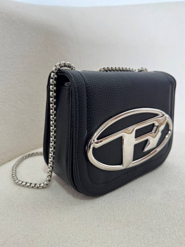 Bolsa Preta Com Detalhes e Alça Prata - Imagem 2