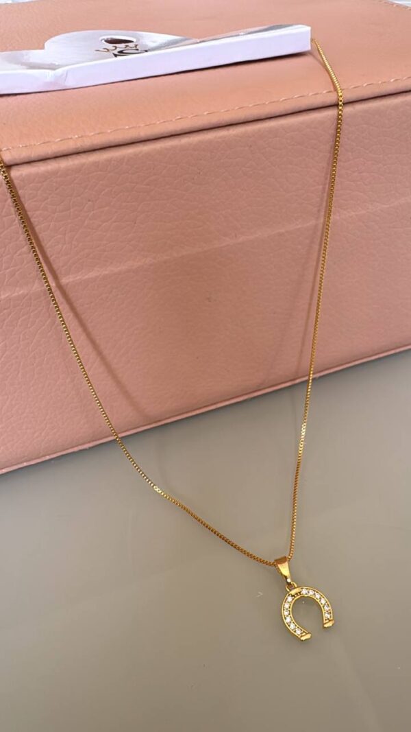 Colar Country Ferradura Dourado Cravejado