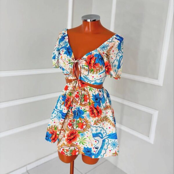 Vestido/macaquinho Estampado Fundo Branco Com Azul E Laranja