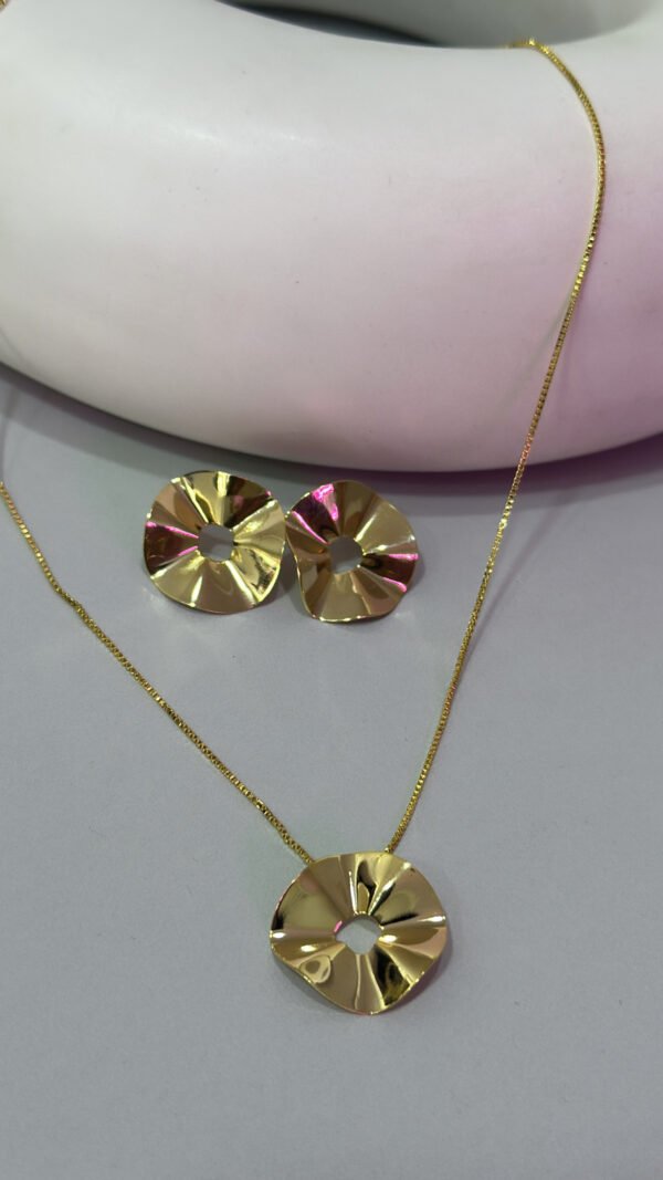 Conjunto de Brinco + Colar Martelado Vazado Dourado