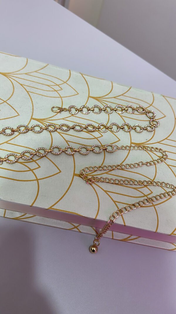 Cinto Corrente Circulo Strass Pequeno Dourado