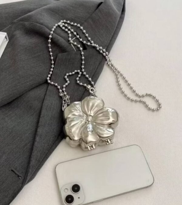 Bolsa Mini Clutch Flor Prata - Imagem 5