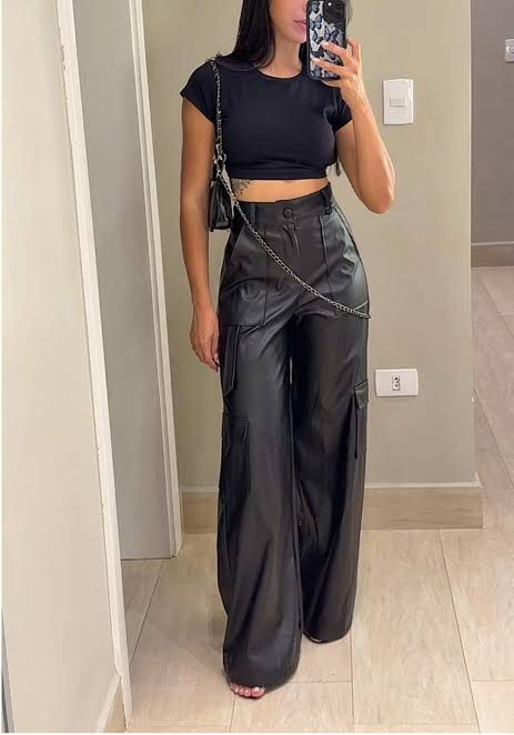 Calça Wide Leg Courino Cargo Preta